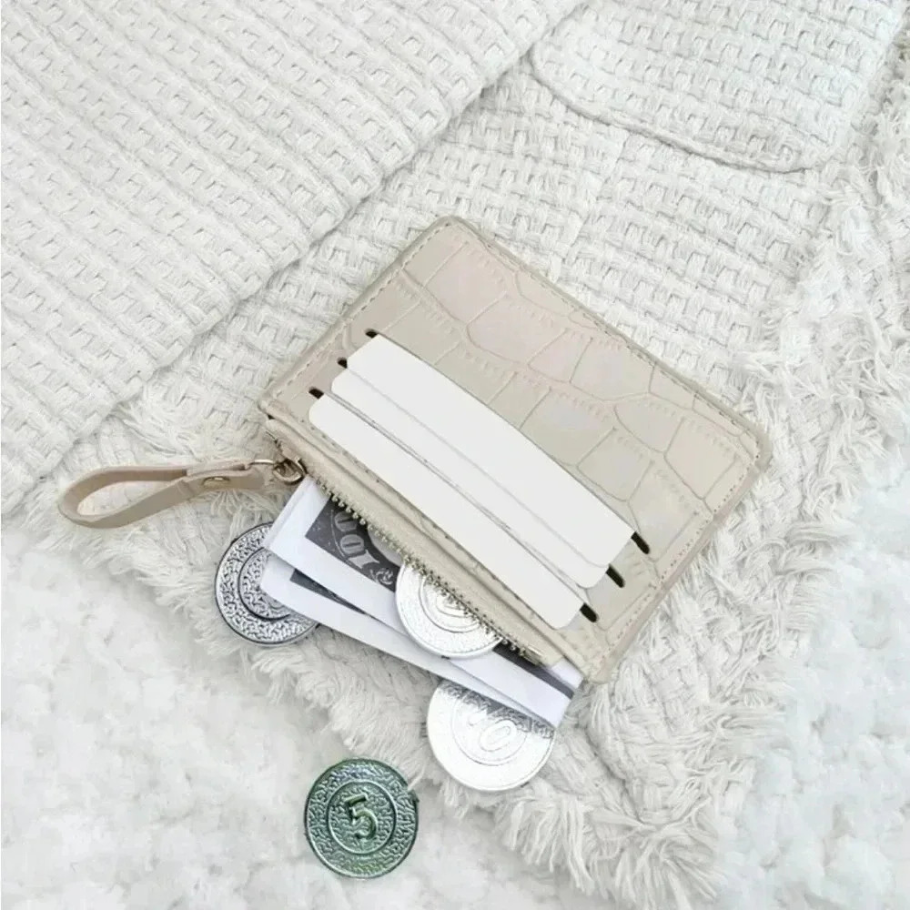 ⚠️Clearance Beige Alligator Print Cardholder / Wallet - Picture 4 of 4